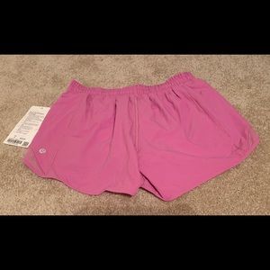NWT lululemon size 8 Hotty hot short 4inch